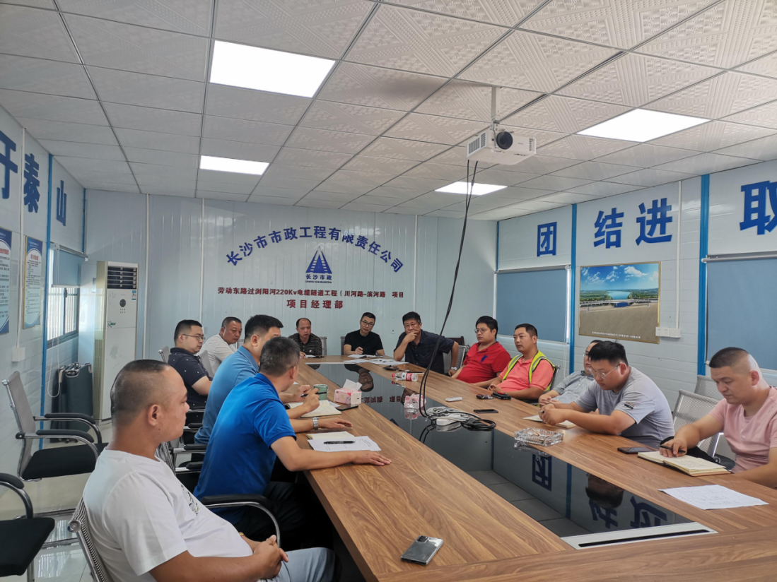 獻禮國慶 | 勞動東路過瀏陽河220kV電纜隧道工程頂進設(shè)備順利完成吊裝！